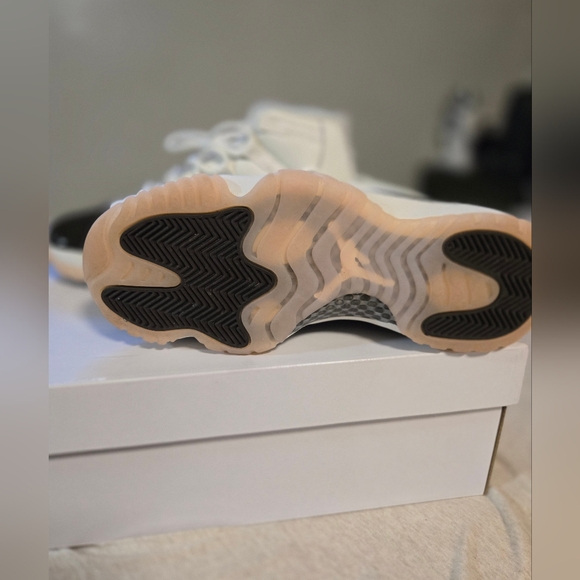 Nike Air Jordan Retro 11 "Neopolitan" Women - Picture 13 of 13